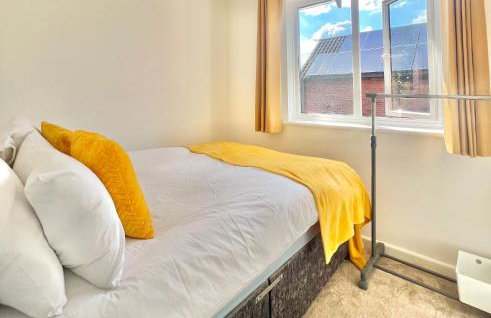 Furzton - Modern Home and Garden, Free Private Parking, TV, Sleeps 6 Guests - Photo 13