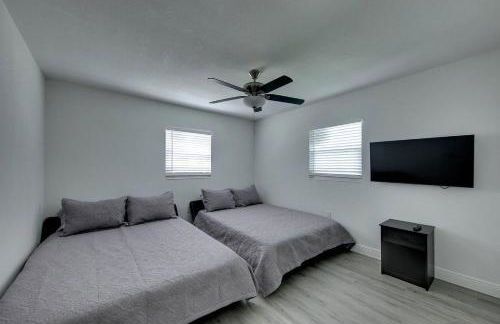 Spacious Home Sleeps 16 - Private Pool Near IMG - Foto 14