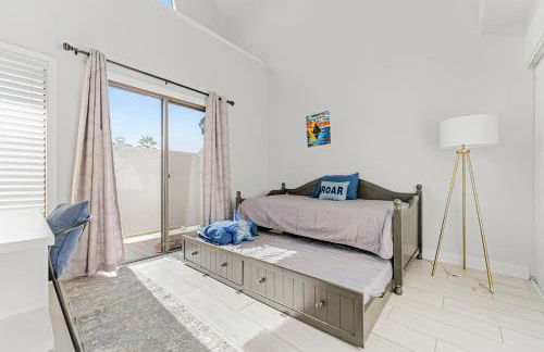 * Large Updated Waterfront Delta Manor Boat Dock * - Foto 13