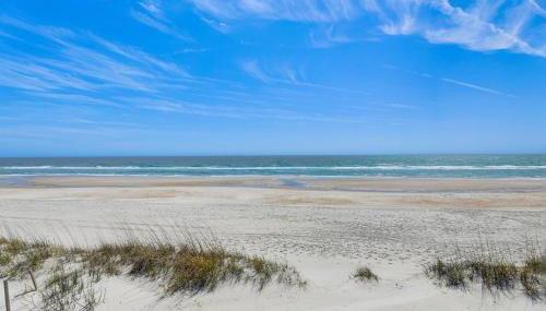 Beachfront Oasis w/ 2 Large Decks, BBQ & Views! - Foto 4