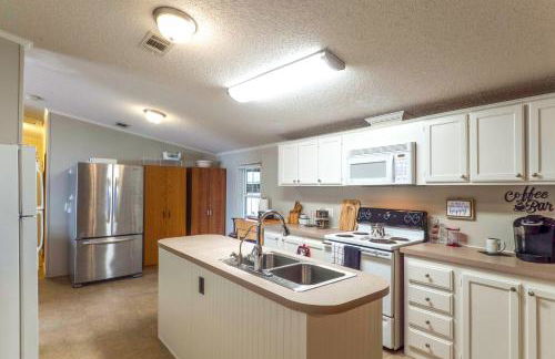 Lakefront Many Vacation Home with Deck and Views - Foto 11