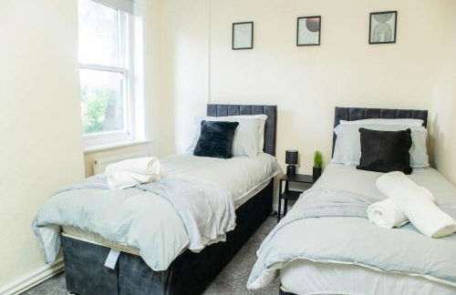 3 Bedroom House - Free Parking-Hospital-Contractors-Families - Long Stay Rates Available - Photo 10