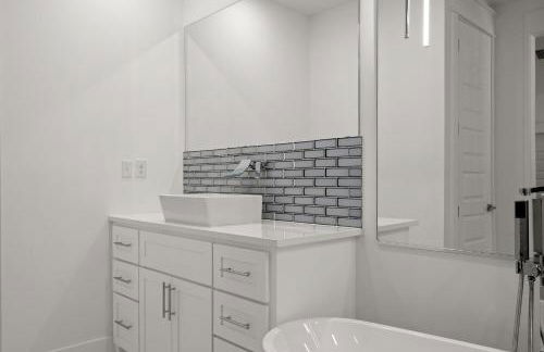 Brand NEW Expansive Coastal Home w/ Custom Furnishings Sleeps 15 - Photo 6