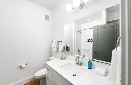 Refined Living in a Vibrant Locale Dream Stay - Photo 23