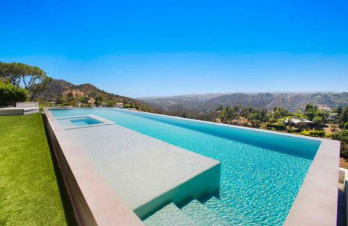 Ultra-Luxurious BH Estate with Pool, Theatre, Views - Foto 37