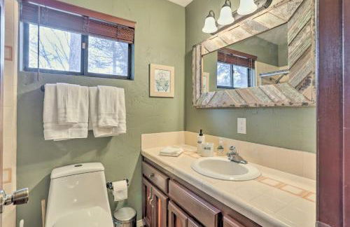 Woodsy Twin Peaks Getaway with Hot Tub and Views! - Foto 21