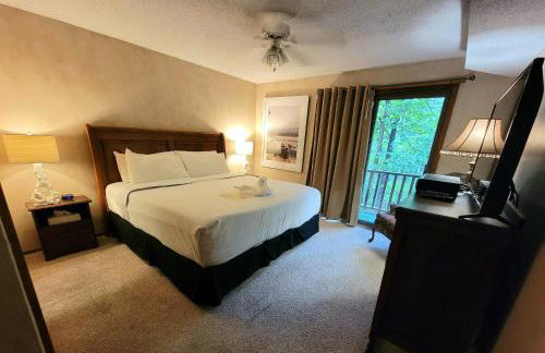 Forest view, log-sided two bedroom, two bath condo on Lake Ouachita, condo - Foto 15