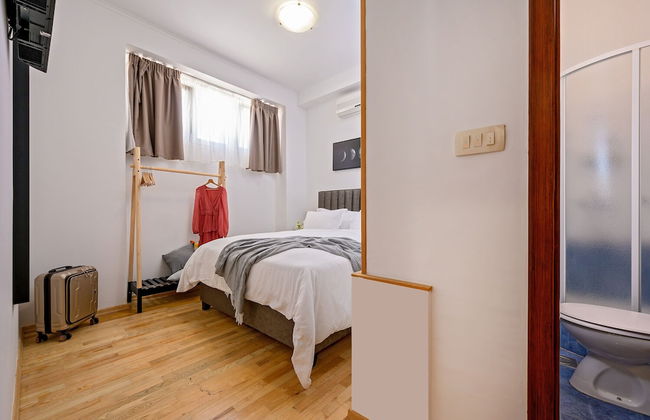 Yellow house with private parking - Photo 12