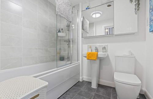 #53 Stylish 4 Bed Home 2 Full 1 Half Bath Free Parking - Foto 54