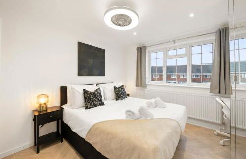 4 Bed House in Maidenhead, by ARP Homes, Driveway & Big Private Patio, Perfect Location for Business and Family Stays - Foto 7