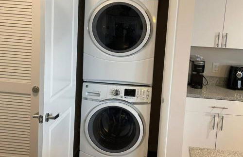 Lux Penthouse Skyline, Views Gym , Free Parking & Wifi - Photo 25