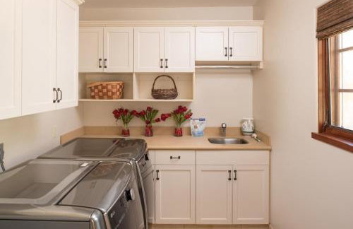 Mediterranean Beauty with Rooftop Deck and Views - Foto 74