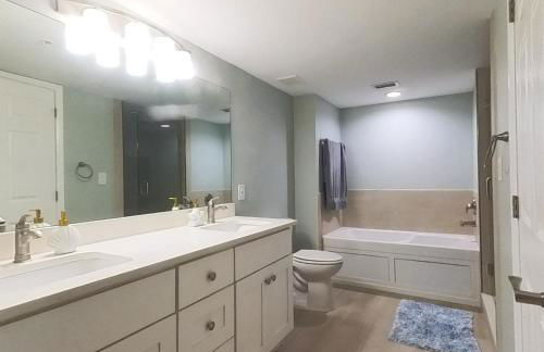 Oceanfront luxury at Hibiscus Breeze, charming 2/2 condo on North Hutchinson Island 3 Month Min - Photo 5