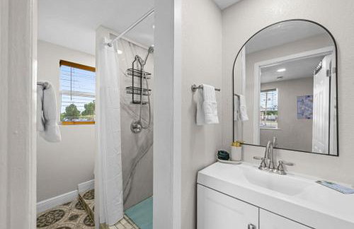 Remodeled 2BR Apartment w/ Garden Deck - Photo 17