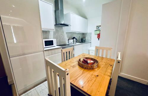 Stylish 1 Bedroom Flat in the Heart of Staines - Foto 3