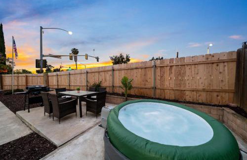 Entire Private Home with 3 Bedrooms 2 Bathrooms, Hot Tub, Garage, King Bed, Available Now - Foto 16