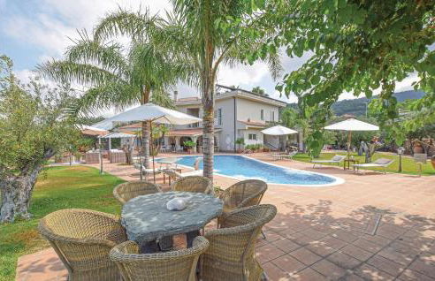 Amazing Home With Pool - Photo 10