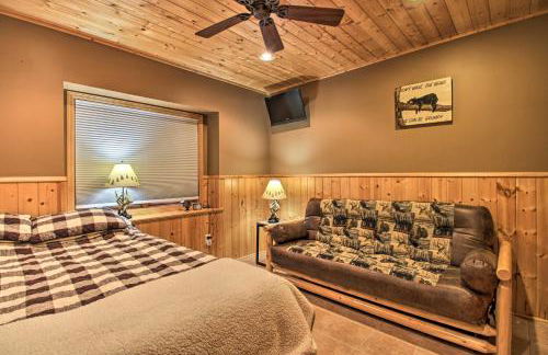 Cabin with Fire Pit and Movie Room, 1 Mi to Lake - Foto 28