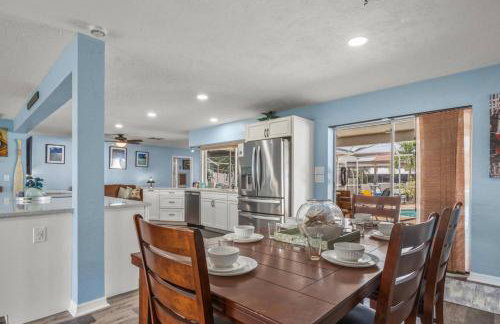 Pirates Den a 4BR Pet-Friendly Waterfront Oasis with Pool, Dock, Personal Water Boats, Fire Pit, Game Room and Bar - Foto 12