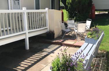 Deluxe 3 bedroomed caravan on Marton Mere with CH DG and decking - Photo 7