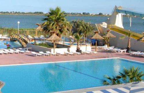 Joli Bungalow 464, 4-6 pers, wifi, terrasse, Camping Siblu Lac des Rêves Lattes - Foto 17