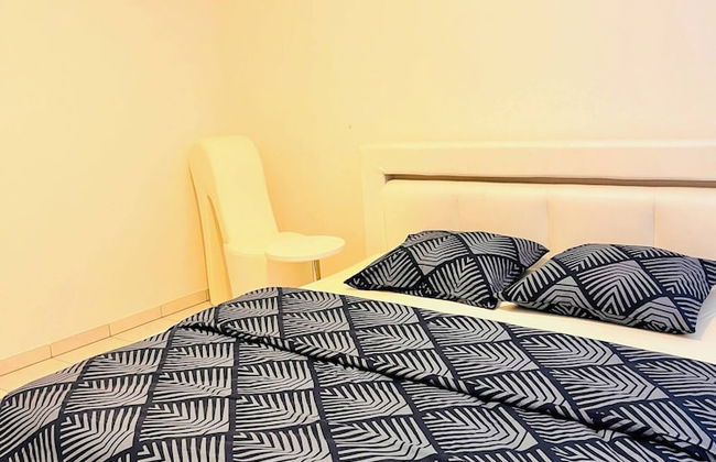 Enchanting View of Lake Maggiore & Mountains - Photo 3