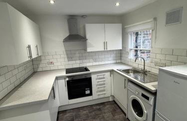 No 3 at MANNERING, LARGE 1 BED NEAR SEFTON PARK AND LARK LANE - Foto 4
