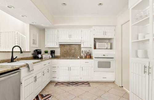 Pool! Games! Dogs! Space! - Foto 48