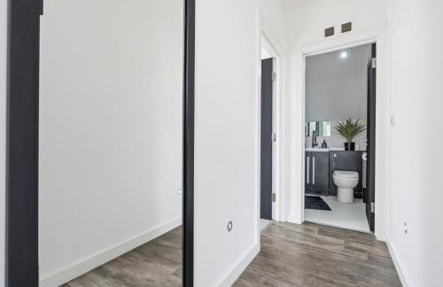 Stunning Penthouse-Style 2-Bed Uxbridge - Photo 19