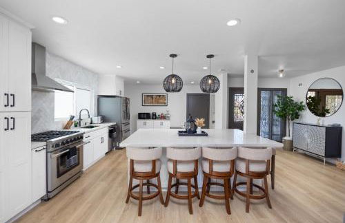 NEW Lux 5BR Villa Near Disney, Knotts, LA, OC with Hot Tub & Games - Photo 38