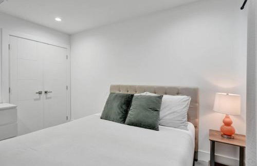 Contemporary 2BR Home with Pool & BBQ Access - Foto 13