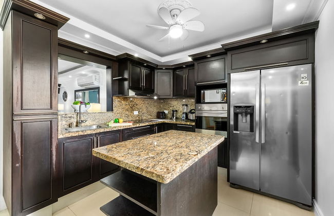 Urban 5BR Private Pool Getaway 10 Min- Bch - Foto 11