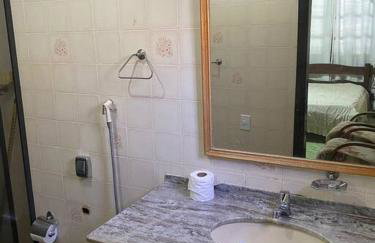 Ampla casa em condomínio a 300mt da praia - Foto 28