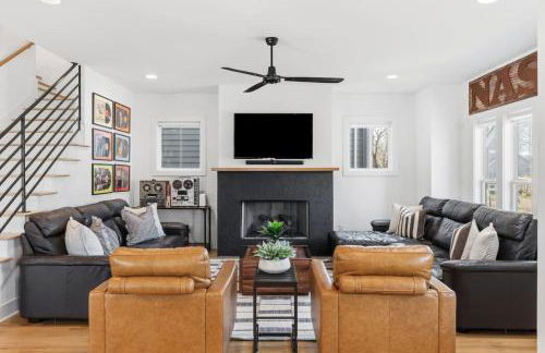 Modern House by Downtown with Garage and Fenced-in Yard - Foto 4