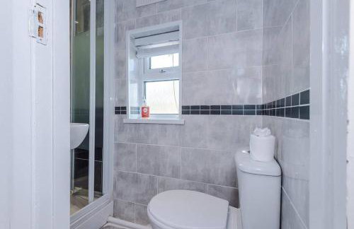 Classic 4 Bedroom House in Wirral with WiFi & Parking Sleeps 9 by PureStay - Foto 40