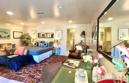 Hollywood Hills Spa Retreat Oasis with Tree Top Views, Private Jacuzzi Style Tub, Steam Room, Magical Half Acre Acre Garden and Patio, Free Parking for 2 cars, in LA's most Serene, Central Desirable Area - Foto 17