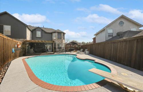 Glamorous Mansion w Private Pool and Cinema Room - Photo 51