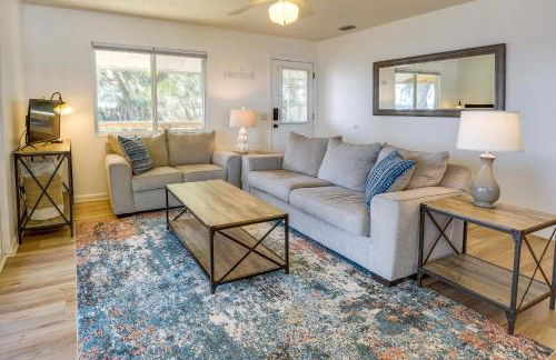 Renovated Crescent Lake Escape with Waterfront Deck! - Foto 3