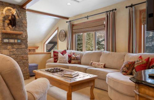 Outdoor Private Hot Tub, In Home Movie Theater, Luxurious Creekside Home - Photo 22