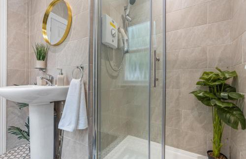 Stylish 4Bed Executive Stay WiFi and Parking - Photo 18