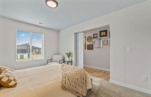 6BR Retreat with Playground Basketball & Sleeps 22 - Foto 25