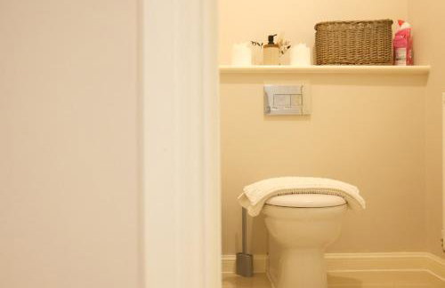 Luxury 6-Bedroom House 5 minutes from Bicester Village Shopping Outlet - Perfect for Business and Family Stays! Private Parking for 4 Cars! - Photo 16
