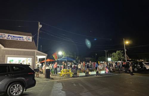 A Cozy Cape house steps to Restaurants & Beaches ~1.4 miles down scenic roads - Foto 33