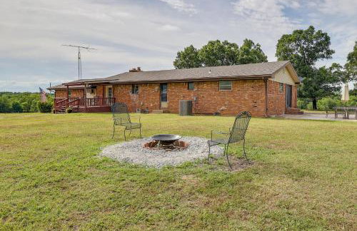 9 Mi to Grove: Home w/ Fire Pit in Southwest City - Foto 1