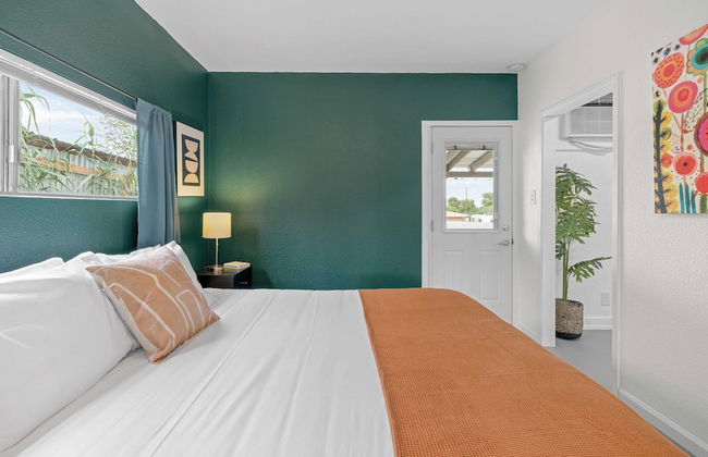 Fable by Avantstay 2 Unique Spaces, w/ Bowling, Hot Tub, Fire Pit, Large Yard - Photo 17