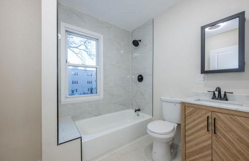 Modern 3BR - Train Station & Downtown 2 mins walk - Foto 5