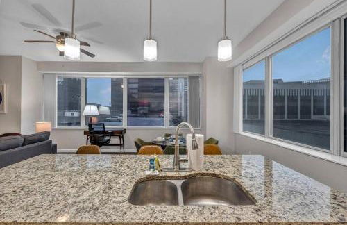 HUGE Panoramic SkySuite w/ Downtown VIEWS: Gym - Photo 15