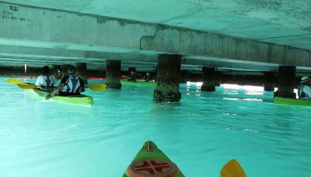 Navegando bajo un puente de Ciudad del Cabo