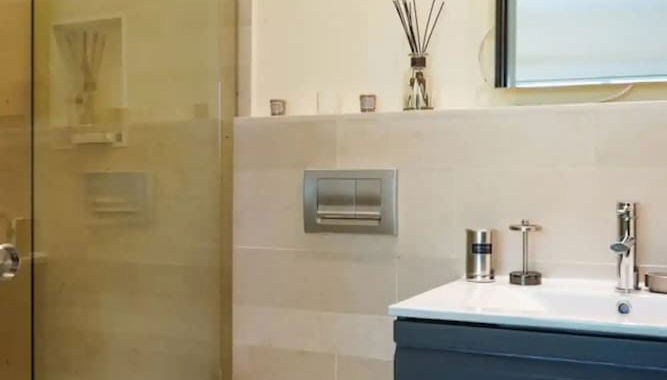 3BR Ground Level Eagle Beach Condo Pool GYM - Foto 1, Habitación