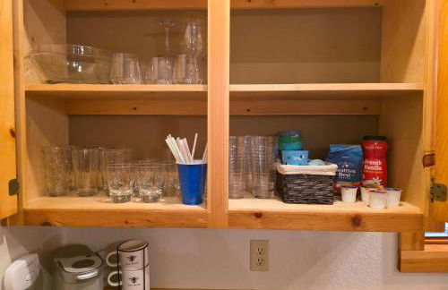 Riverfront Little Red Cabin, World-class Trout Fishing, Views & Boat Access - Foto 24